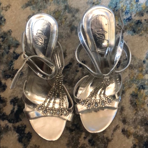 Heels Fancy - Picture 2 of 2